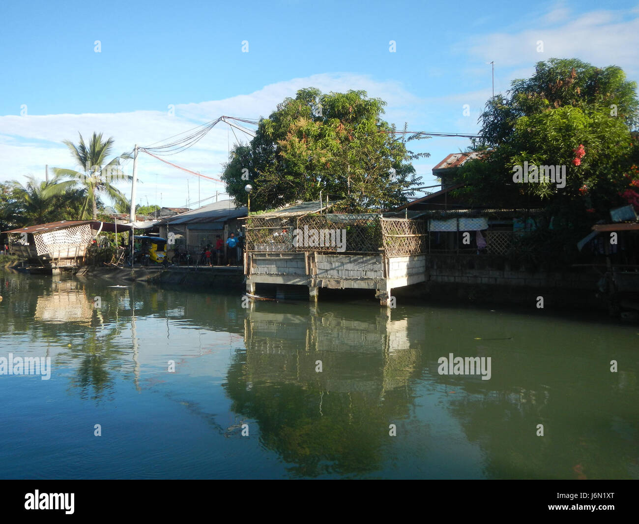 Un'immagine o un riferimento alle risaie di Bagong Nayon, Baliuag, Bulacan, che evidenziano i sistemi di irrigazione e i ponti stradali della zona, fondamentali per l'agricoltura locale. Foto Stock
