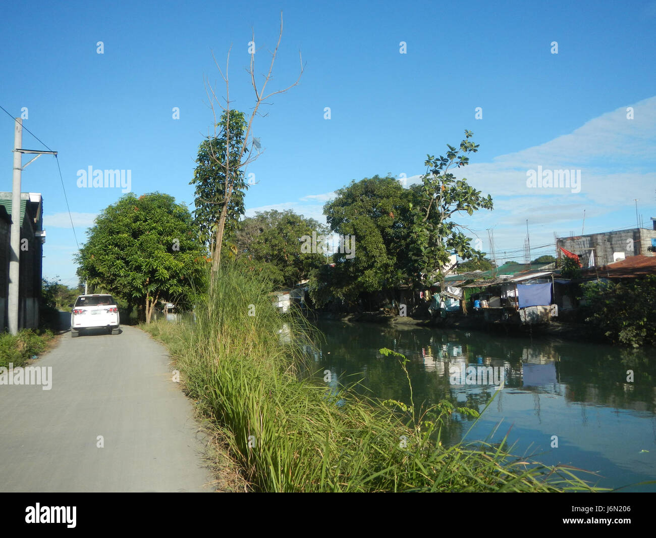 Questa voce si riferisce ai sistemi di irrigazione e alle risaie di Bagong Nayon, Baliuag, Bulacan, nota per la sua importanza agricola. Mette in evidenza anche i ponti stradali che facilitano il trasporto nella zona. Foto Stock