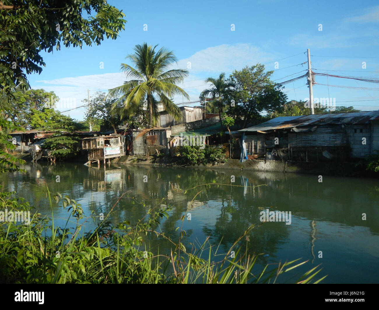 Questa immagine raffigura il sistema di irrigazione nei Paddy Fields di Bagong Nayon, Baliuag, Bulacan, con particolare attenzione ai ponti stradali che sostengono il paesaggio agricolo del areaÂ. Foto Stock