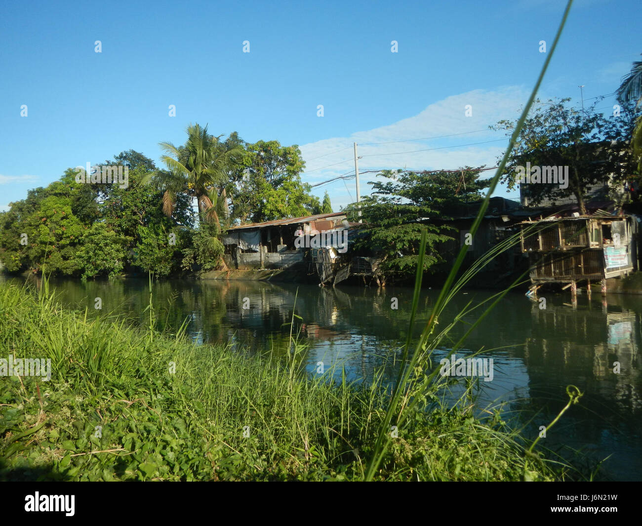 Questa voce si riferisce ai sistemi di irrigazione delle risaie di Bagong Nayon, Baliuag, Bulacan, Filippine. Le infrastrutture, compresi i ponti stradali, sono fondamentali per la produttività agricola locale e per i trasporti, in particolare per l'industria del riso della regione. Foto Stock