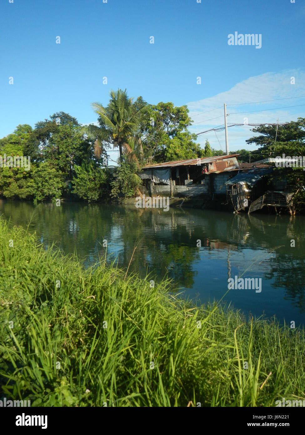 Un progetto incentrato sull'irrigazione di risaie nella zona di Bagong Nayon a Baliuag, Bulacan, Filippine, con miglioramenti apportati ai ponti stradali nell'ambito dello sviluppo agricolo e delle infrastrutture. Foto Stock