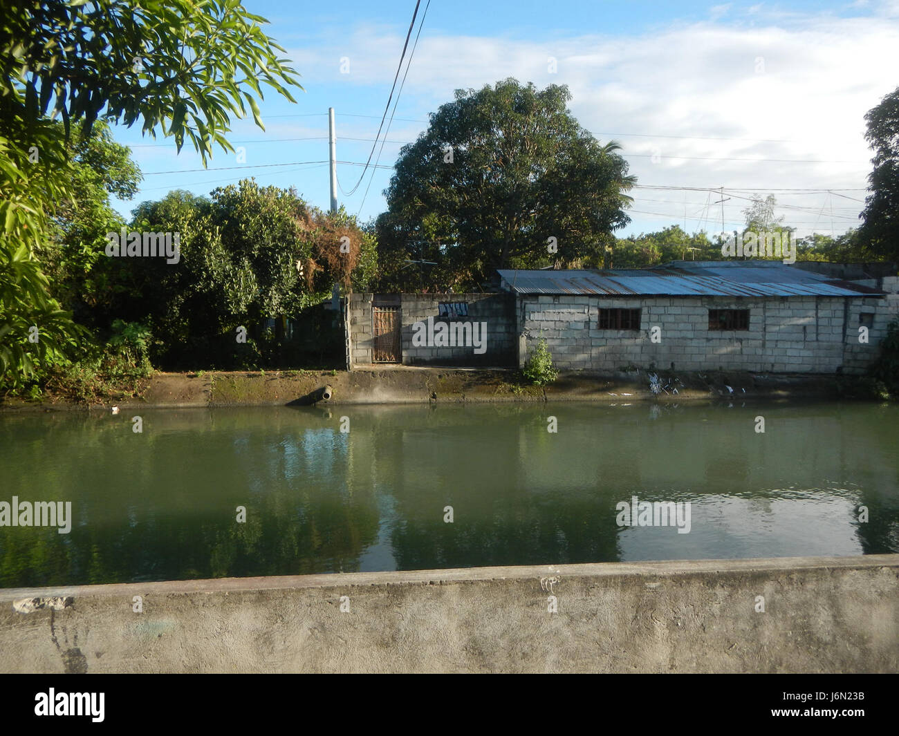 Questo titolo si riferisce al sistema di irrigazione utilizzato nelle risaie di Bagong Nayon, Baliuag, Bulacan, concentrandosi in particolare sui ponti stradali che sostengono le infrastrutture di irrigazione. Foto Stock