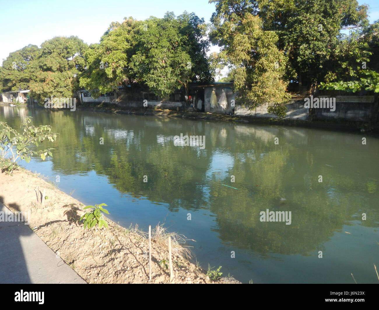 Questa immagine mostra le risaie e i sistemi di irrigazione a Bagong Nayon, Baliuag, Bulacan, insieme ai ponti stradali che facilitano lo sviluppo agricolo e rurale della zona. Mette in evidenza il paesaggio agricolo e le infrastrutture di Bulacan. Foto Stock