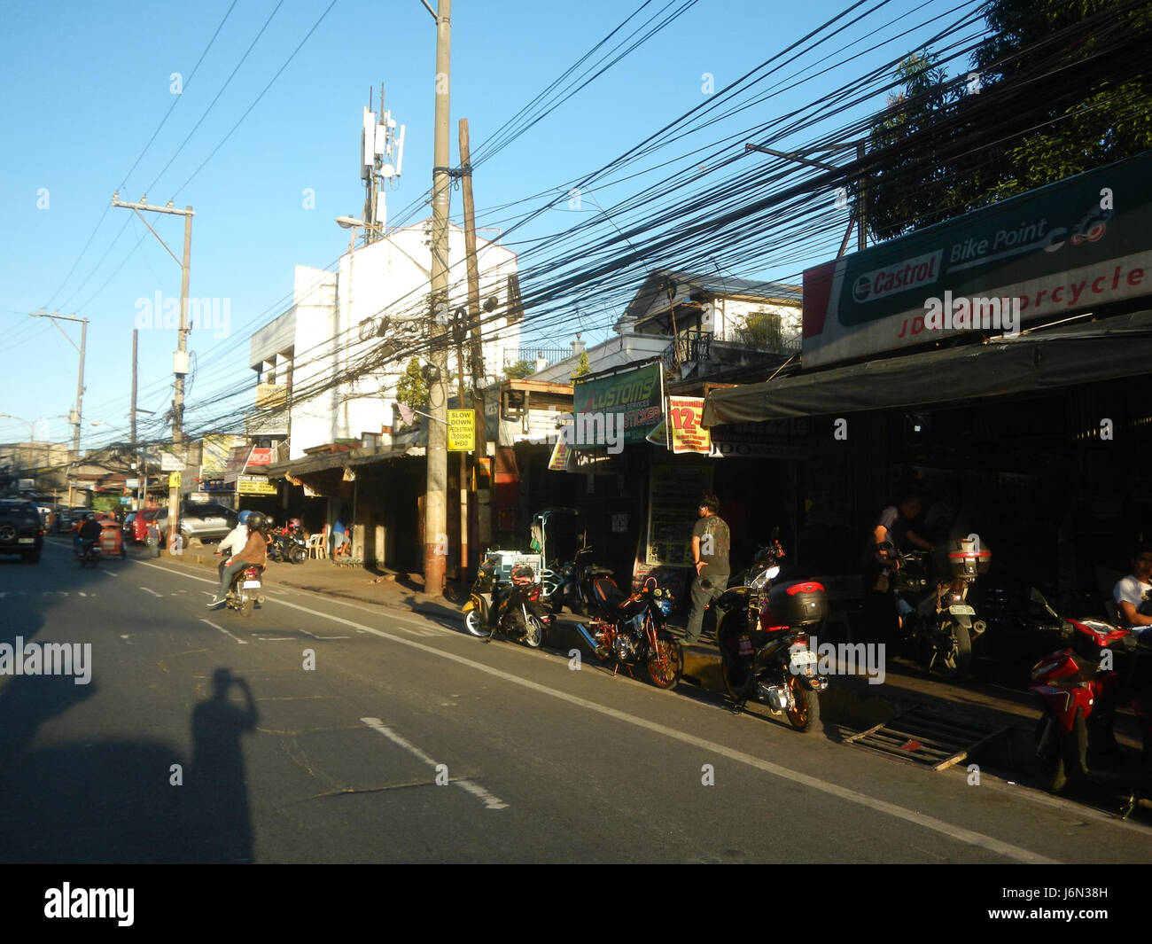 Il riferimento a "09219 C. Raymundo Avenue" nella città di Pasig indica una località specifica che può riguardare immobili commerciali o residenziali, con "DHL" che suggerisce la presenza del servizio logistico DHL nella zona. Foto Stock