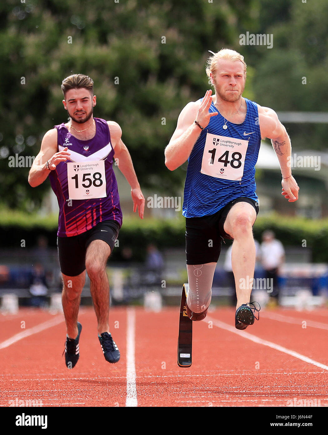 Jonnie Peacock (destra) vince la 100 metri di valutazione uomini gruppo D gara durante la Loughborough Internazionali di atletica leggera evento a Paula Radcliffe Stadium. Foto Stock