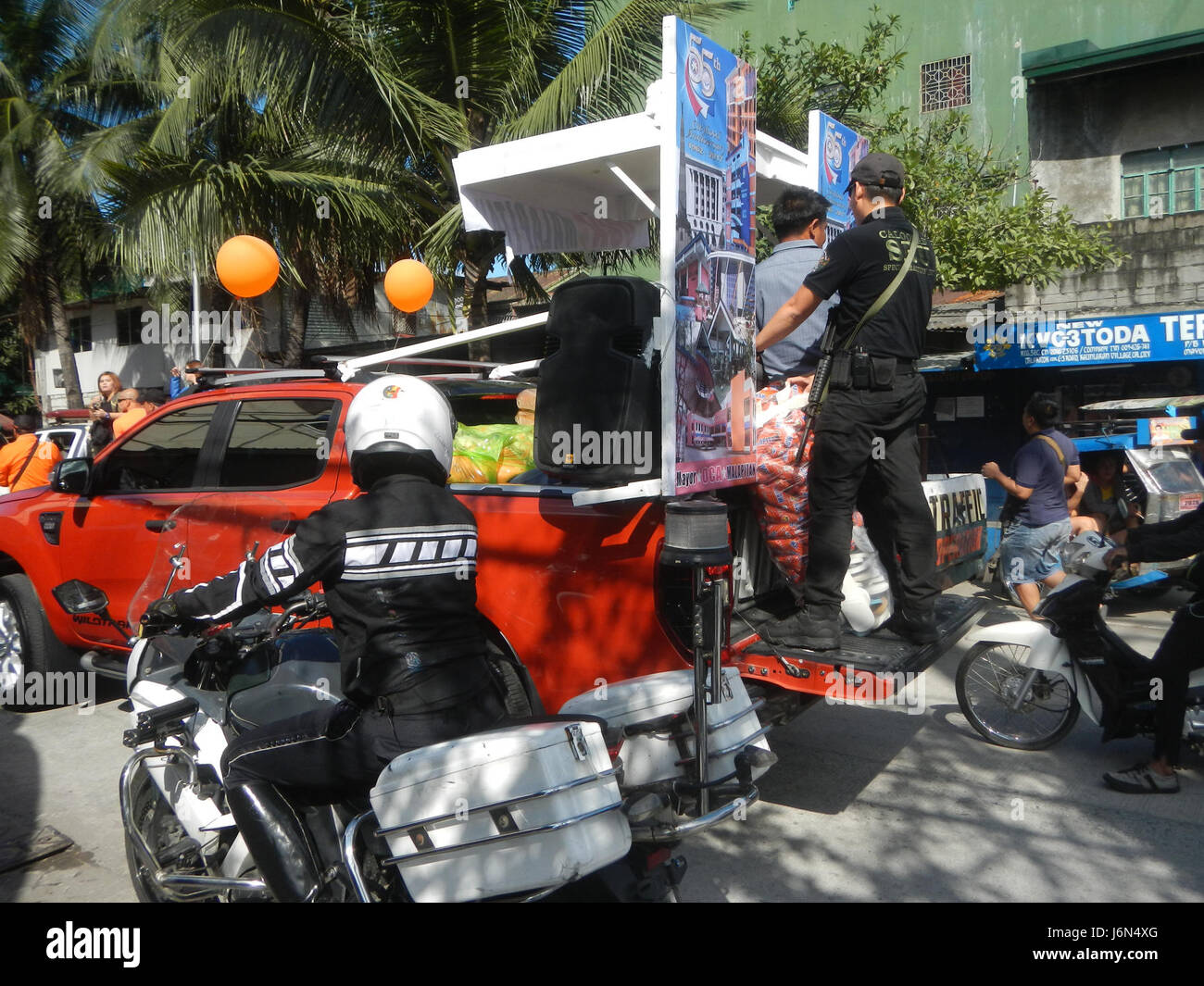 06831 cinquantacinquesimo anniversario Cityhood 1962-2017 Miss Caloocan City per il giro della Papamobile Oca G. Malapitan C-28 Roadfv Foto Stock