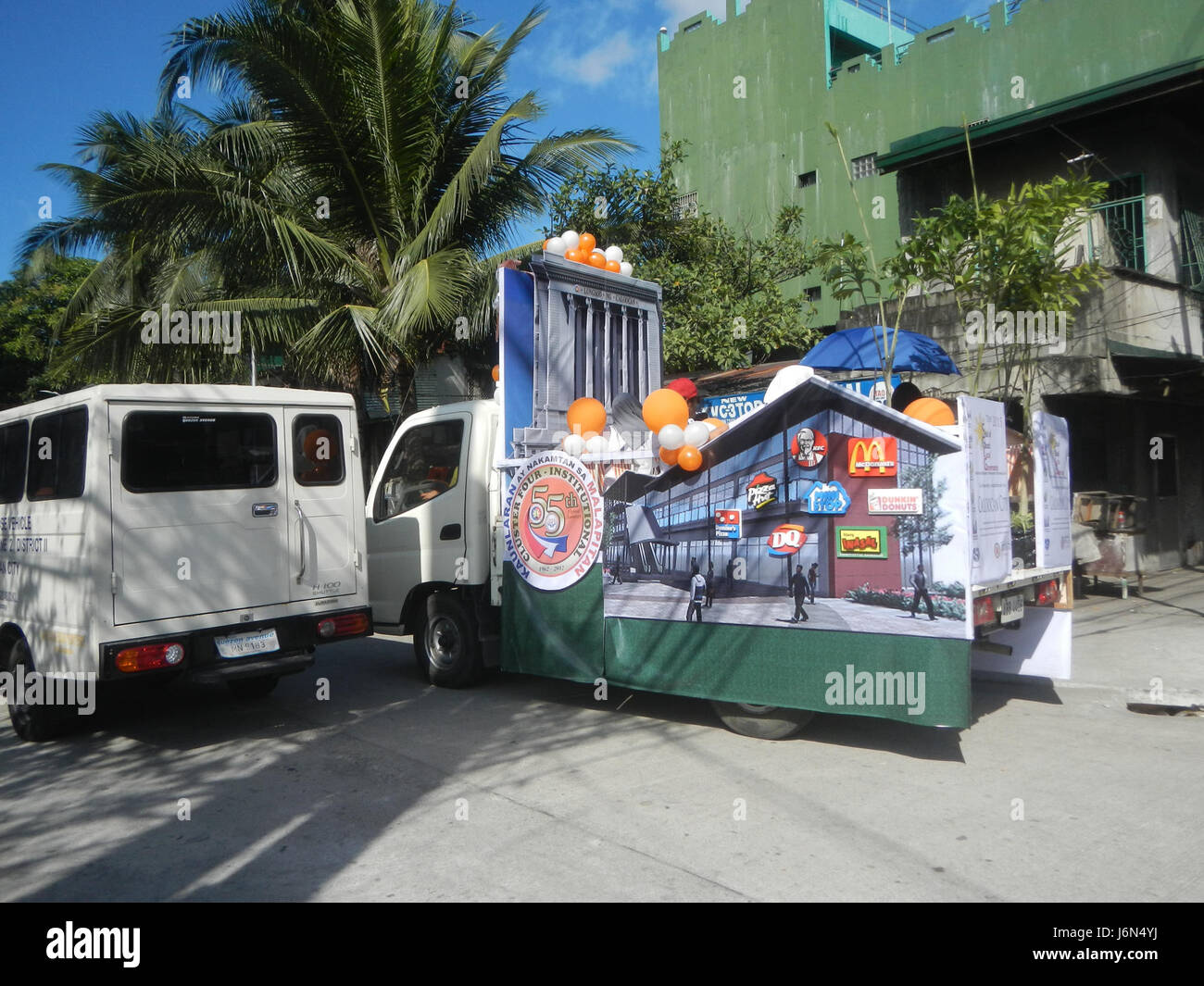 06867 cinquantacinquesimo anniversario Cityhood 1962-2017 Miss Caloocan City per il giro della Papamobile Oca G. Malapitan C-20 Roadfv Foto Stock