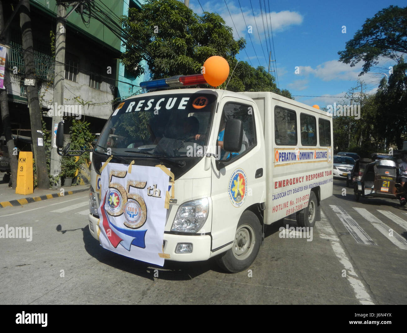 06867 cinquantacinquesimo anniversario Cityhood 1962-2017 Miss Caloocan City per il giro della Papamobile Oca G. Malapitan C-26 Roadfv Foto Stock