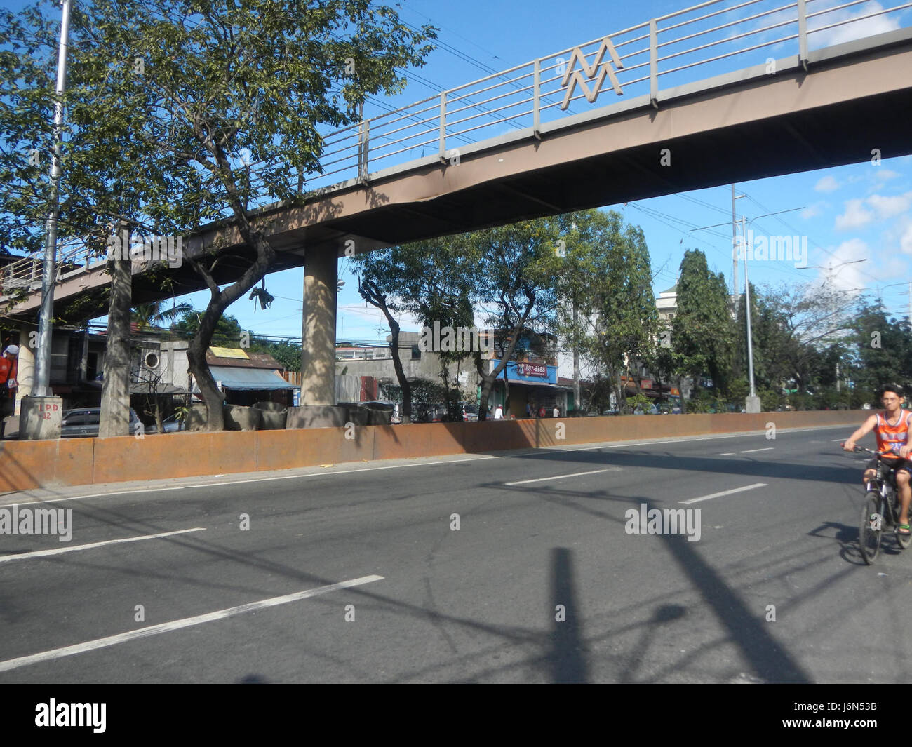 L'immagine della Sampalukan Elementary School, situata sulla Circumferential Road a Maypajo, nella città di Caloocan, raffigura un'area locale delle Filippine, concentrandosi sull'ambiente urbano e sulle infrastrutture educative di questa parte della metropolitana di Manila. Foto Stock