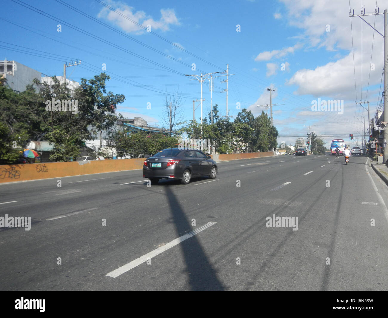 Questa immagine raffigura la scuola elementare Sampalukan a Maypajo, Caloocan City, Filippine, situata lungo la strada Circumferenziale, evidenziandone la posizione e l'ambiente circostante. Foto Stock