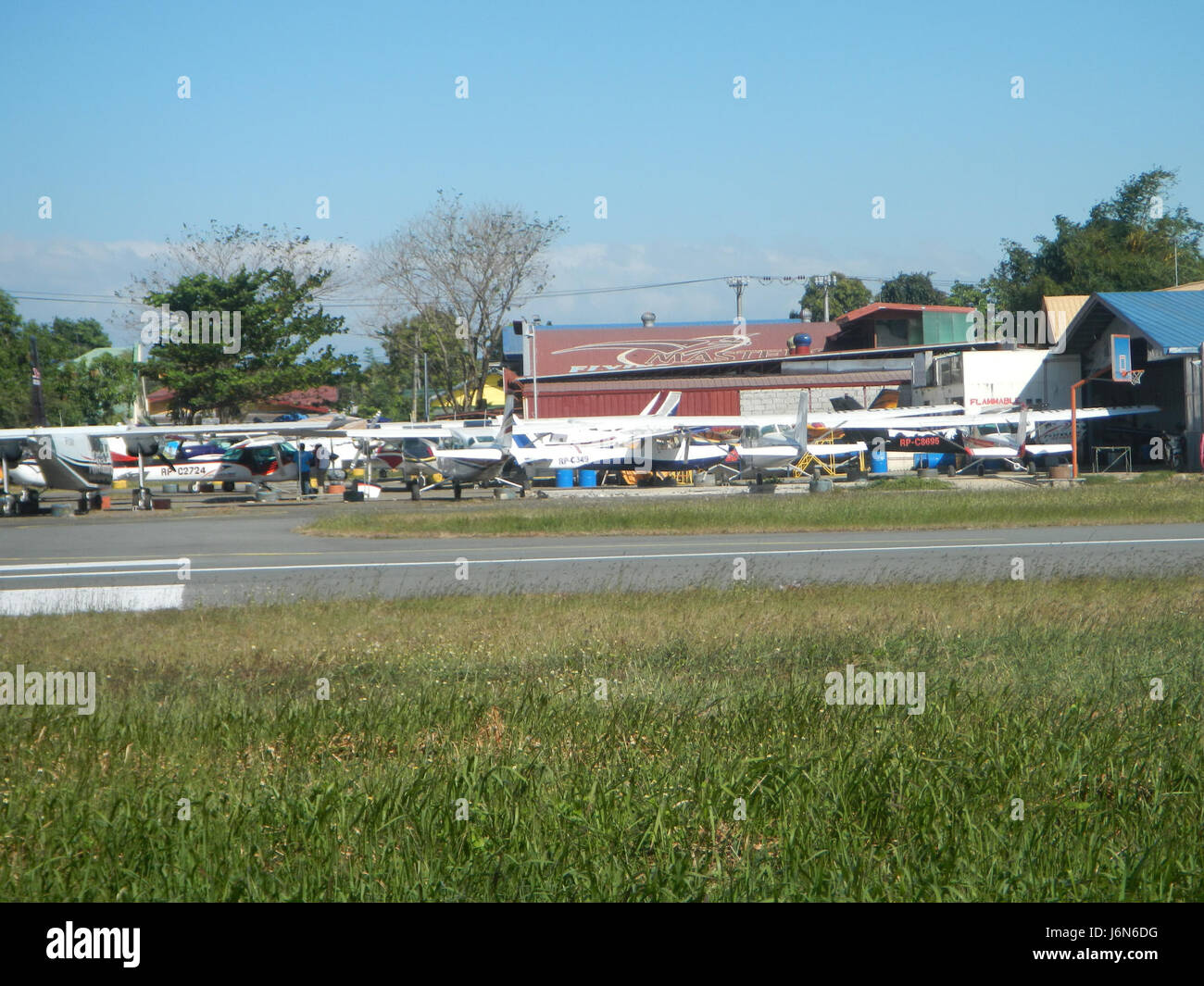 La facciata principale dell'aeroporto di Plaridel presenta le sue recinzioni perimetrali, che sono parte integrante dell'infrastruttura dell'airportâ, garantendo sicurezza e sicurezza per i viaggiatori e le operazioni. Foto Stock