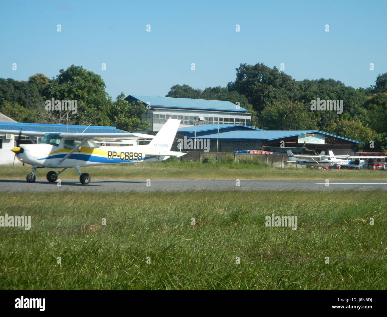 La facciata principale e le recinzioni dell'aeroporto di Plaridel a Bulacan, Filippine, fanno parte delle infrastrutture dell'aeroporto, progettate per migliorare la sicurezza e fornire un confine chiaro per l'aeroporto. Il design contribuisce all'efficienza operativa e alla sicurezza dell'aeroporto. Foto Stock