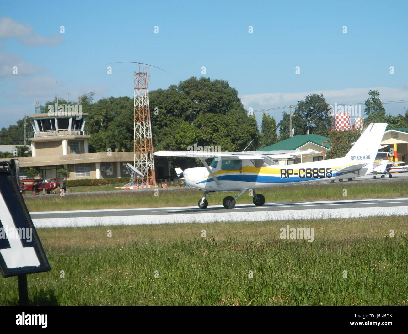 La facciata principale e le recinzioni dell'Aeroporto di Plaridel nelle Filippine servono sia scopi funzionali che estetici. Queste strutture garantiscono la sicurezza mantenendo al contempo l'attrattiva visiva dell'aeroporto, riflettendo il design e le infrastrutture moderne dell'aeroporto nella regione. Foto Stock
