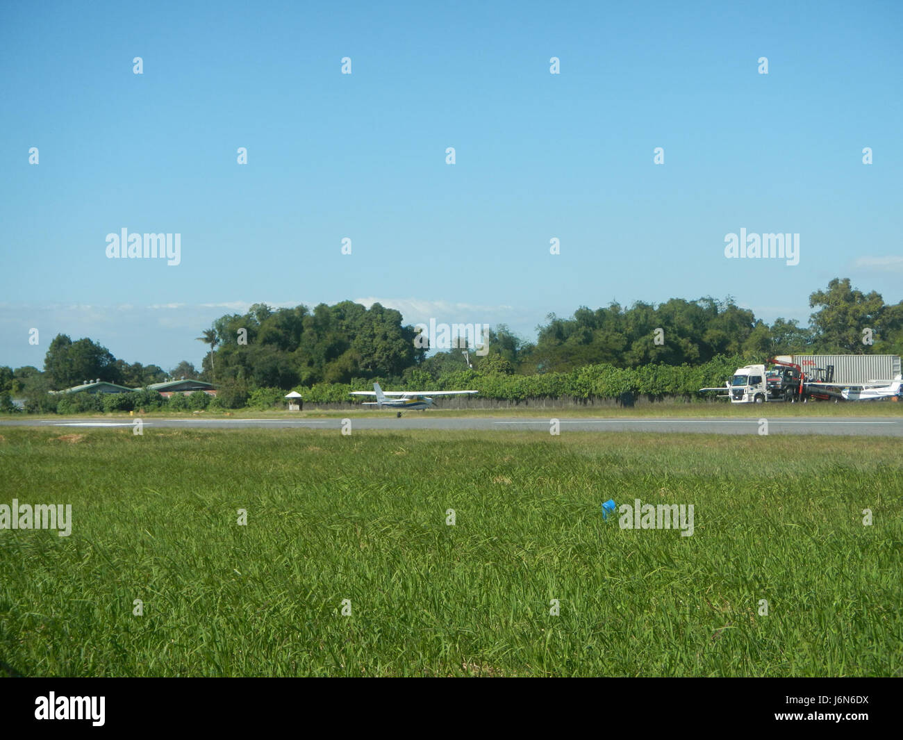 Le recinzioni della facciata principale dell'aeroporto di Plaridel fanno parte delle infrastrutture dell'aeroporto, che servono da confini e misure di sicurezza. Queste recinzioni sono una caratteristica importante del layout dell'aeroporto, contribuendo al suo design generale e alla sua sicurezza. Foto Stock