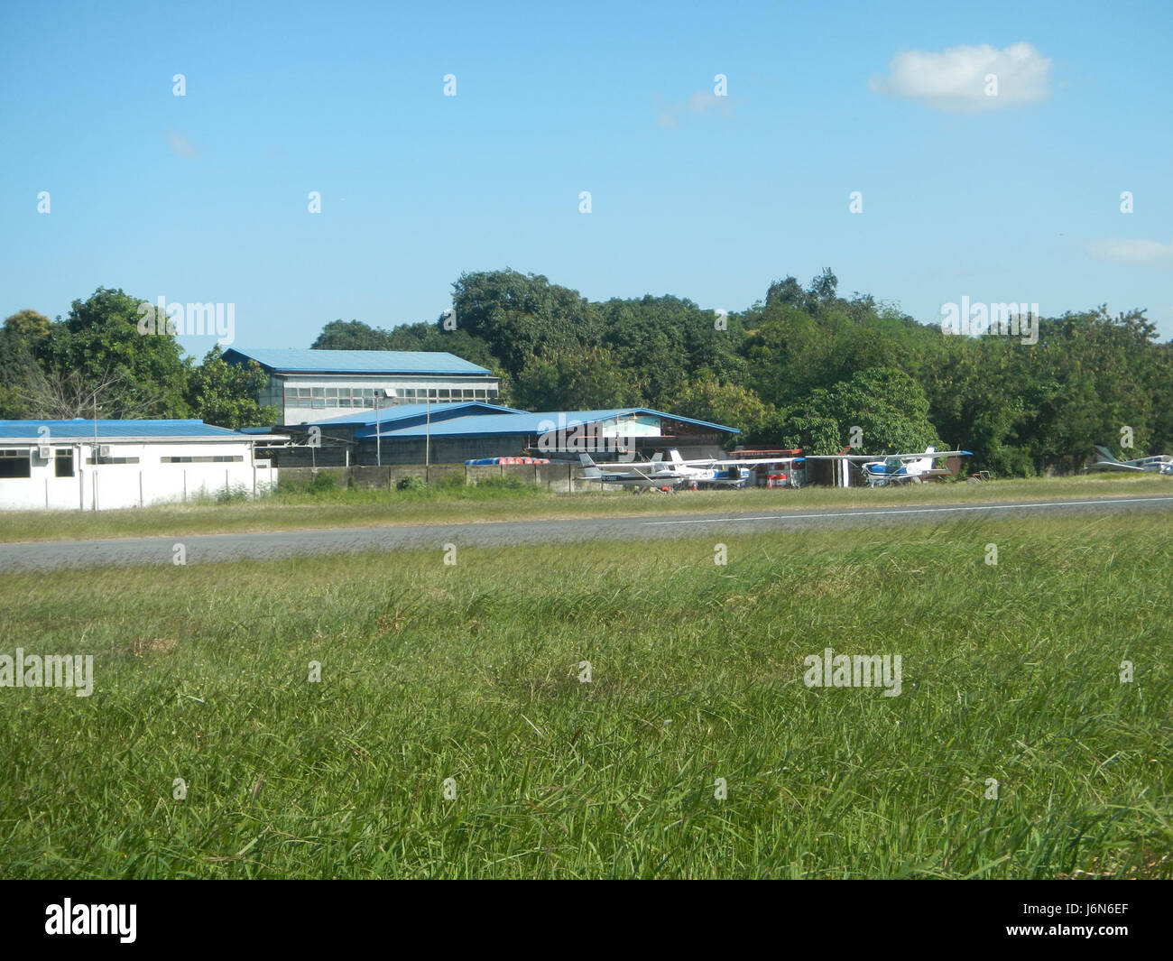 Questa voce si riferisce alla facciata principale e alle recinzioni dell'aeroporto di Plaridel nelle Filippine. Le caratteristiche architettoniche dell'aeroporto sono state progettate per migliorare la sicurezza e allo stesso tempo fornire valore funzionale ed estetico. Foto Stock