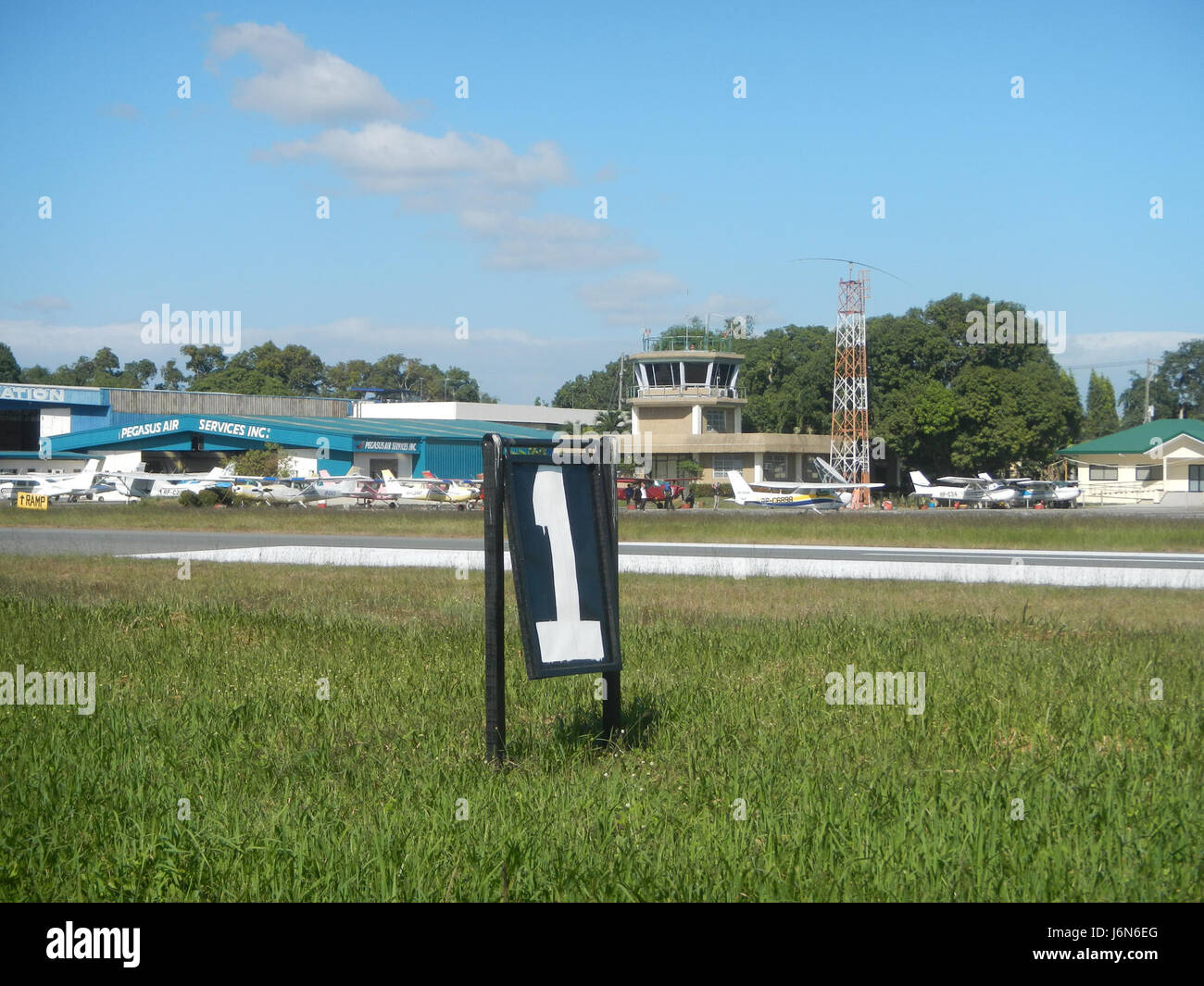 La facciata principale dell'Aeroporto di Plaridel è caratterizzata da recinzioni distintive, una caratteristica chiave del suo design che fornisce sicurezza e struttura ai confini dell'aeroporto. L'aeroporto svolge un ruolo significativo nelle infrastrutture aeronautiche della regione. Foto Stock
