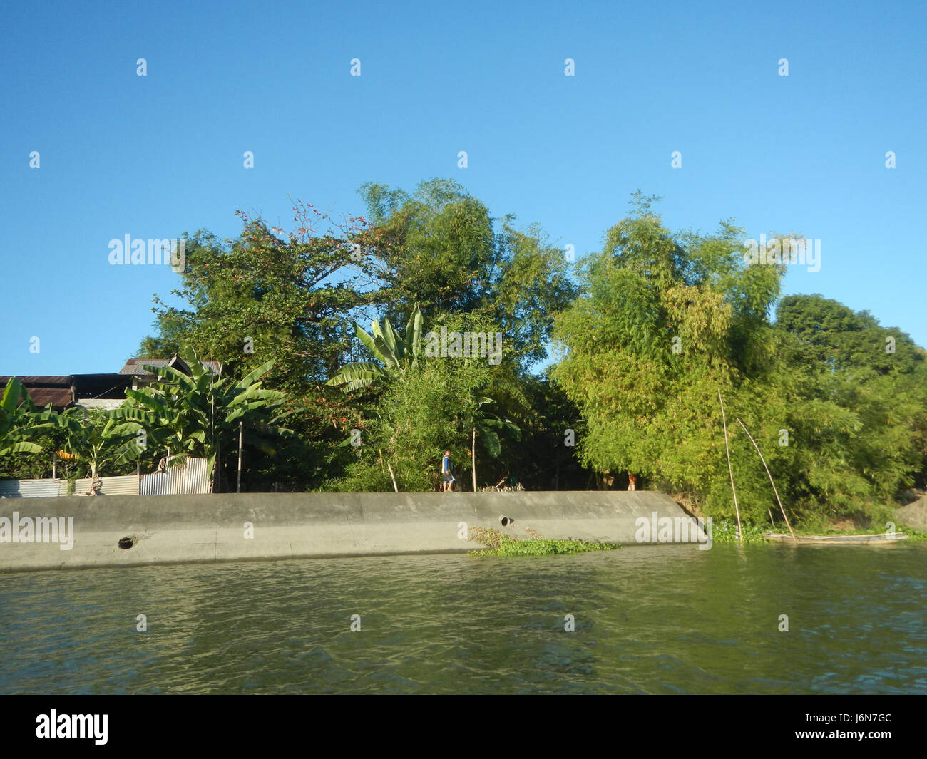L'area di Pulilan-Plaridel a Bulacan è in fase di costruzione lungo le sue rive, con l'obiettivo di migliorare il controllo delle inondazioni, la stabilità delle rive del fiume e la gestione ambientale. Foto Stock