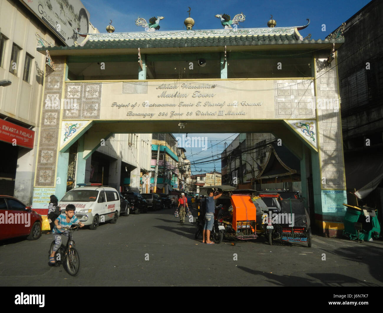 L'Ahlan Wassahlan Muslim Town Welcome Arch si trova a Barangay 391, Quiapo, Manila, ed è un punto di riferimento iconico per la comunità musulmana. L'arco rappresenta il patrimonio culturale e religioso della zona. Foto Stock