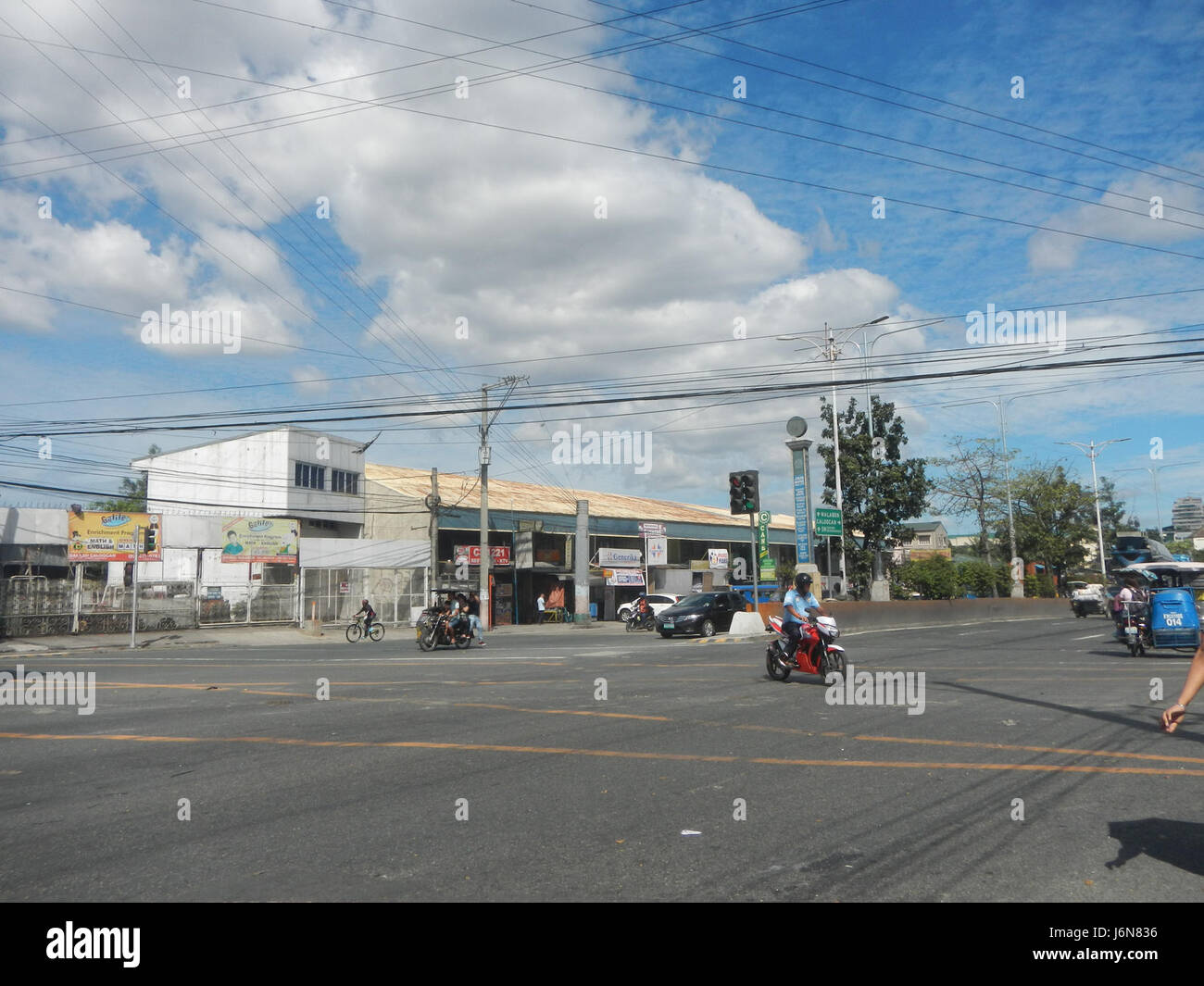 Questo indirizzo a Caloocan City in via A. Mabini fa parte di un'area urbana in crescita con edifici e infrastrutture significativi lungo la C-21 Road. Foto Stock