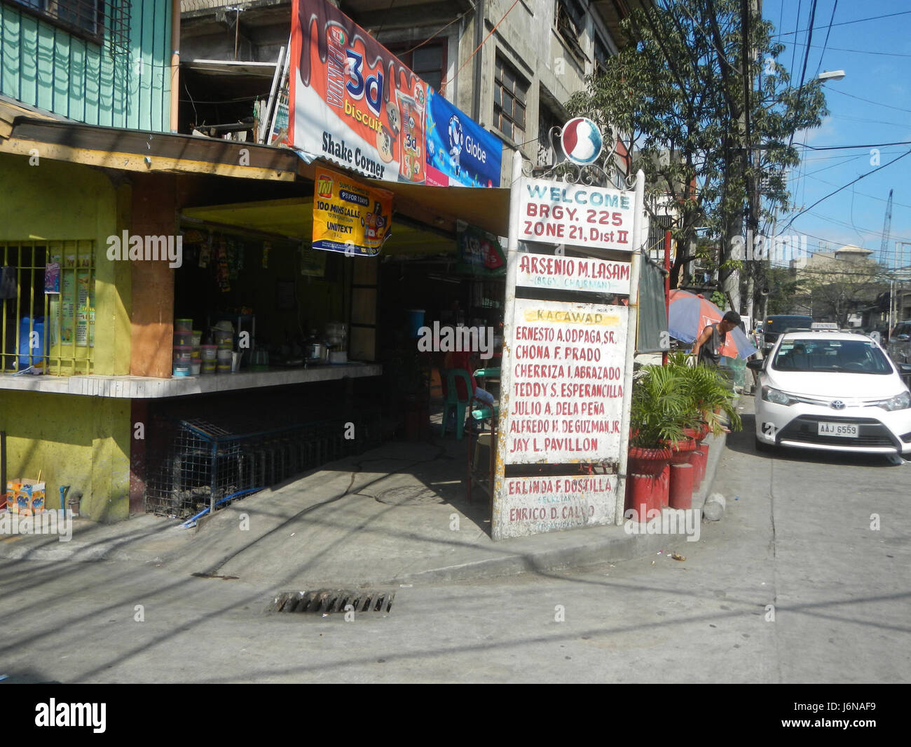 L'immagine raffigura una scena di strada in Tayuman Street a tondo, Manila, con vista sul Ponte di Santa Cruz. L'area è caratterizzata dal suo ambiente urbano denso, che mette in mostra il traffico locale, gli edifici e il ponte che funge da collegamento principale nell'area. Foto Stock