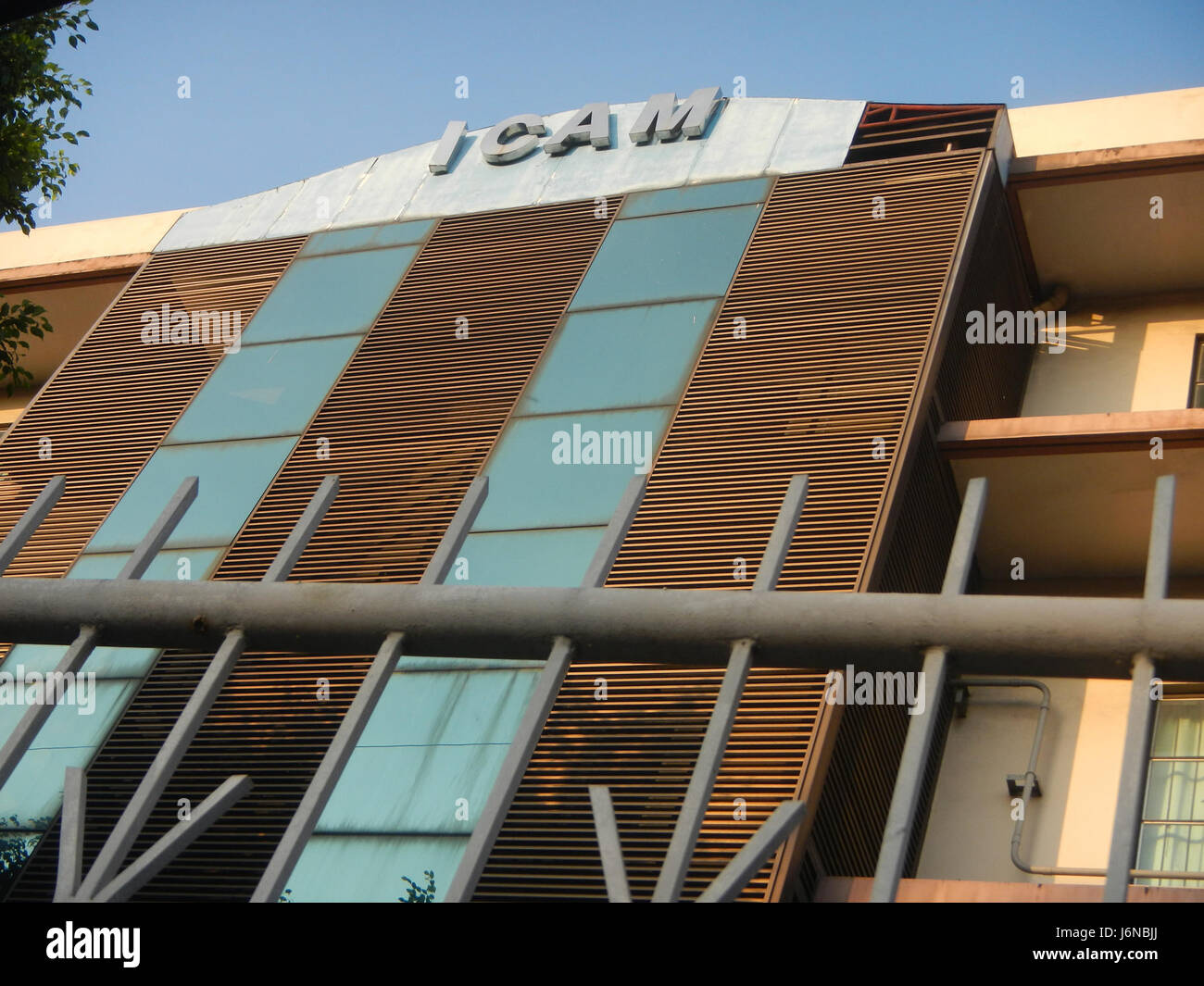 Questa fotografia cattura l'area di Honorio Lopez lungo Northbay Boulevard a Balut, tondo, Manila. La regione è conosciuta per il suo mix di istituzioni educative, chiese ed edifici commerciali, che mettono in risalto il paesaggio urbano di Manila. Foto Stock