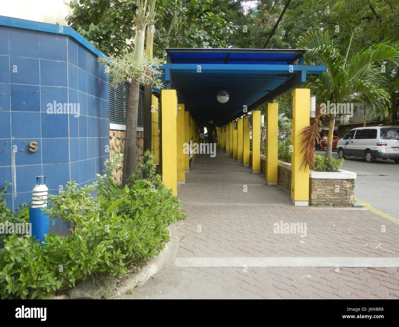 Questa fotografia mostra una vista sulla strada di Barangays Barangka Ibaba e ITaaS Drive, vicino alla scuola Bonifacio Javier a Mandaluyong City, Filippine. Riflette l'ambiente urbano e le infrastrutture della zona. Foto Stock