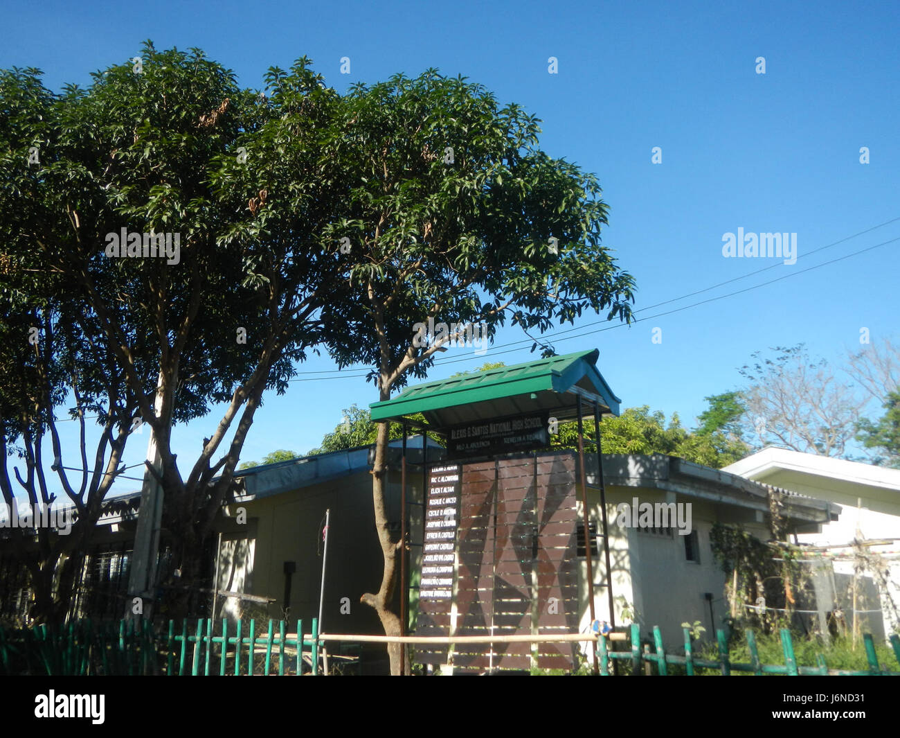 Questa foto mostra la Alexis G. Santos National High School, situata a Liciada, Bustos, Bulacan. L'immagine evidenzia l'istituto educativo e l'ambiente circostante. Foto Stock