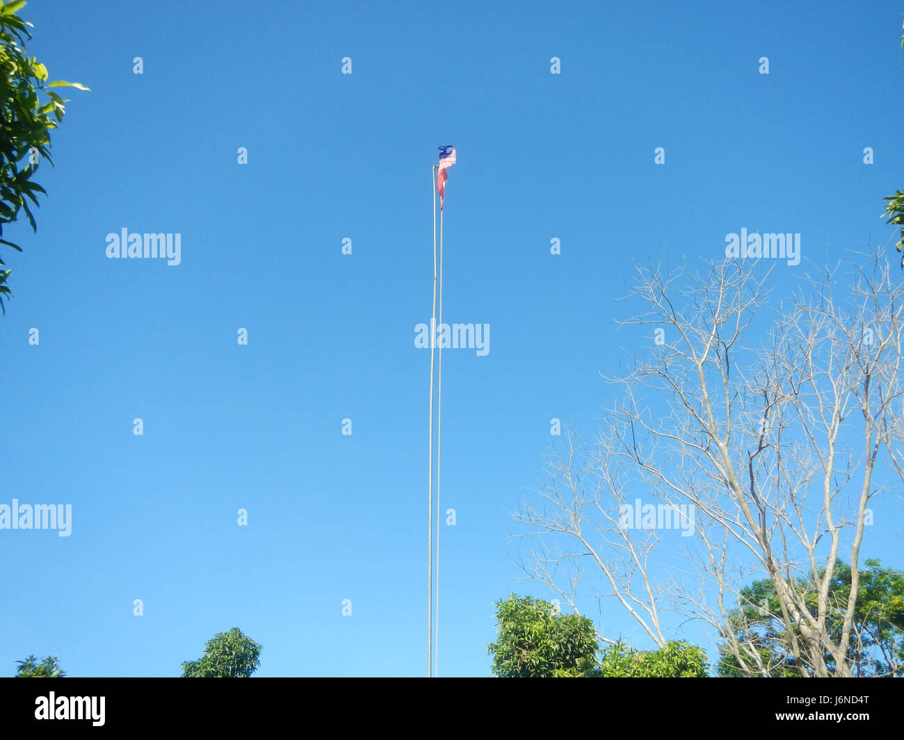 Una fotografia della Alexis G. Santos National High School di Liciada, Bustos, Bulacan. L'immagine cattura l'edificio della scuola e la sua posizione all'interno della comunità di Bustos, riflettendo l'ambiente educativo della zona. Foto Stock