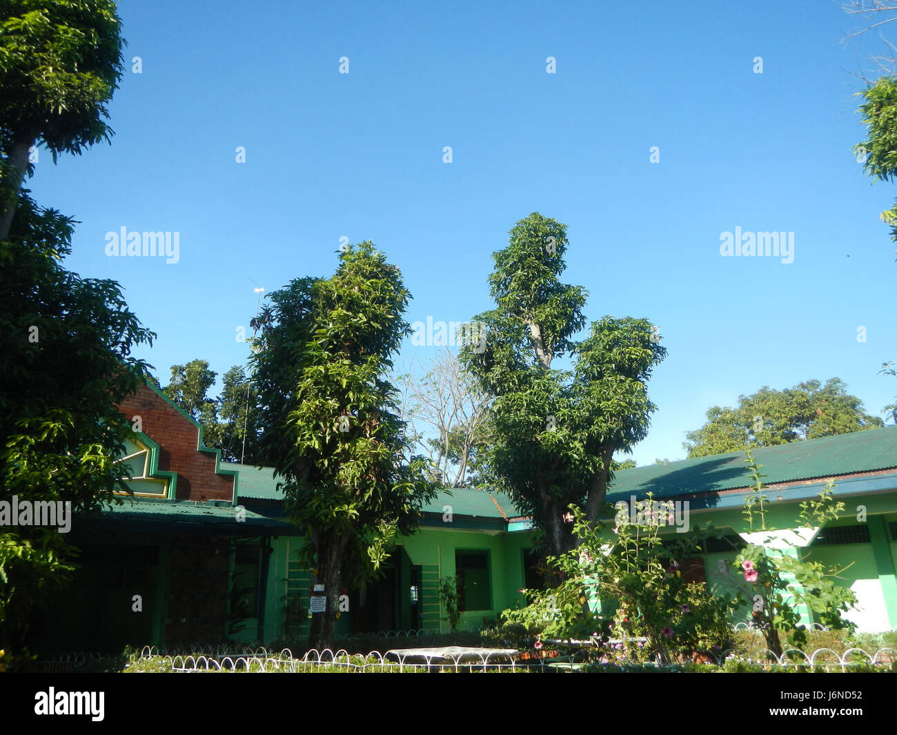 Alexis G. Santos National High School, situata a Liciada, Bustos, Bulacan, è un istituto di istruzione secondaria che fornisce istruzione secondaria agli studenti locali. La scuola è parte integrante della comunità e contribuisce allo sviluppo educativo locale. Foto Stock