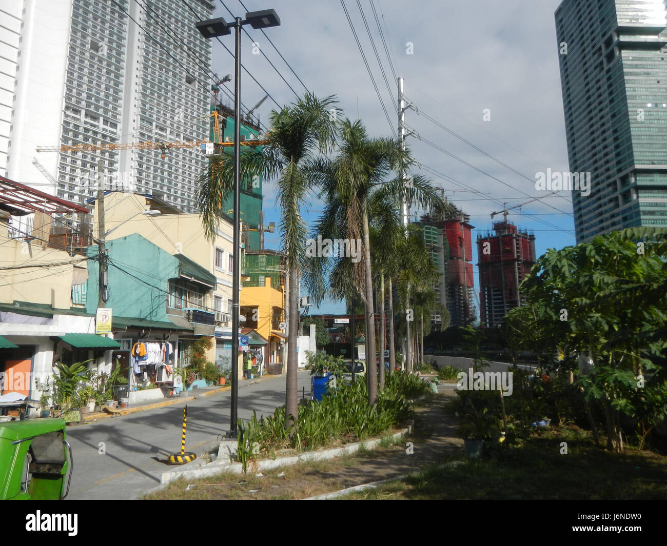 Hulo acqua Private Residences è un complesso residenziale situato vicino al traghetto Coronado e al fiume Pasig nella città di Mandaluyong, che offre facile accesso ai mezzi di trasporto e al soggiorno sul lungomare. Foto Stock