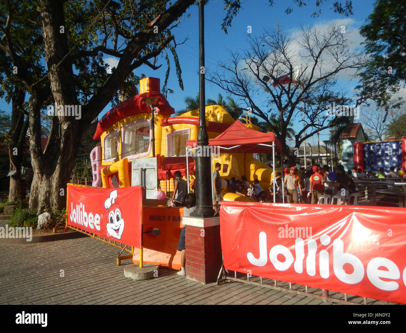 Il 28° anniversario di Jollitown è stato celebrato al Glorieta Park, Baliuag, Bulacan, segnando un'altra pietra miliare per la famosa catena di fast food filippina. L'evento ha caratterizzato attività, giochi e intrattenimento per tutta la famiglia, dimostrando l'impegno di Jollibee per il coinvolgimento della comunità. Foto Stock