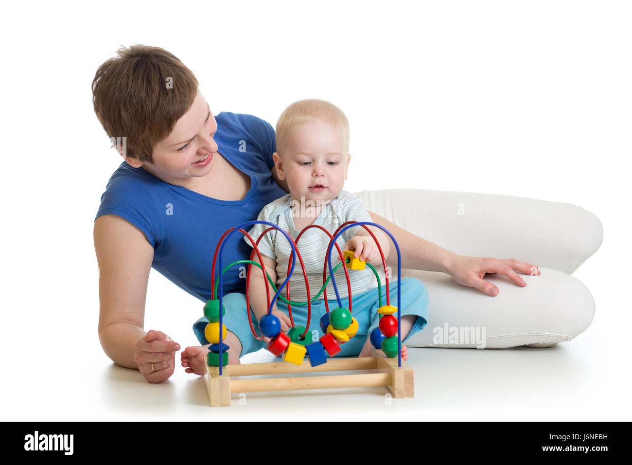 Il bambino e la madre gioca con il giocattolo educativo Foto Stock