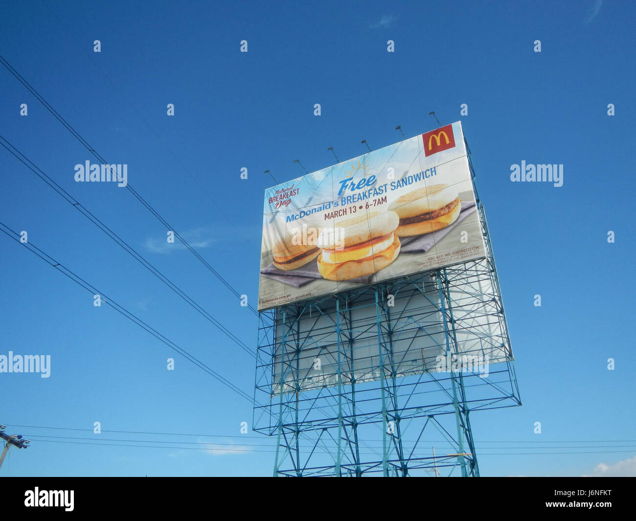 Le pubblicità e i design degli interni del McDonald's nelle Filippine mostrano un marchio moderno e un adattamento culturale ai gusti e alle preferenze locali. Foto Stock
