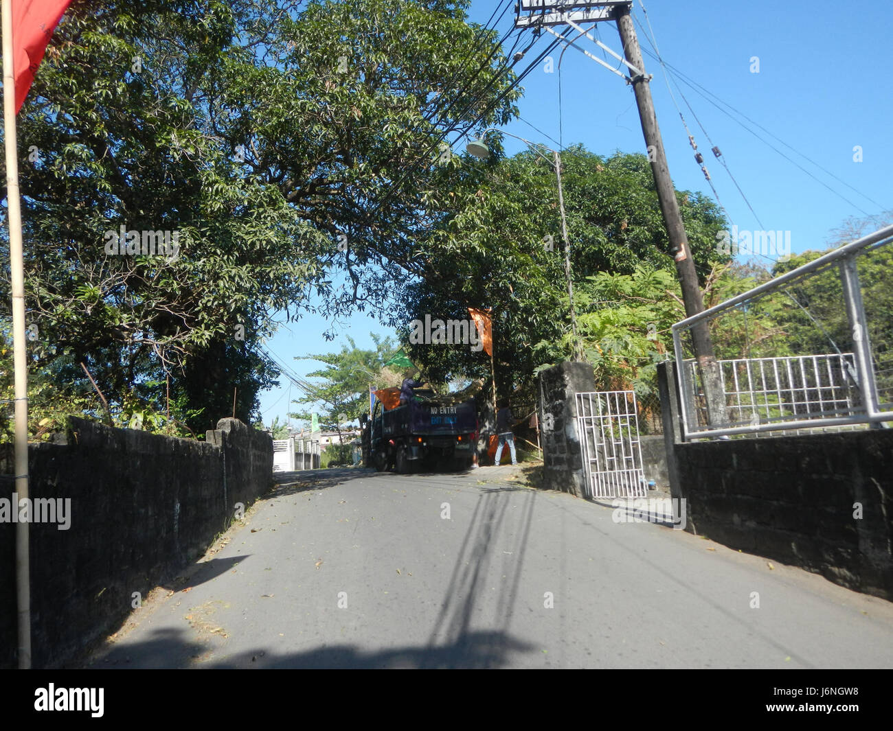 L'indirizzo 06704 San Gabriel Santa Maria a Bulacan si riferisce a un luogo lungo la Farm Municipal Road 411. Quest'area fa parte della rete stradale municipale che serve la comunità locale, collegando varie aree agricole e residenziali di Bulacan. L'infrastruttura stradale supporta le attività agricole locali e facilita il trasporto per i residenti e le imprese nelle vicinanze. Foto Stock