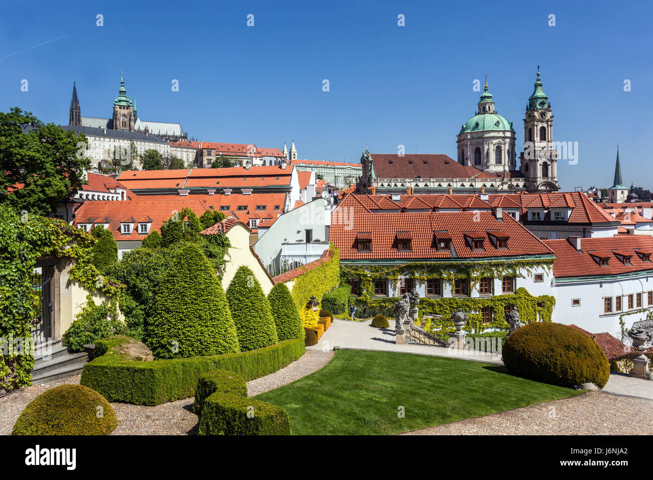 Giardini di Praga, giardino mozzafiato Vrtba, Praga Mala strana, Repubblica Ceca, Europa, castello di Praga, ammira lo splendido paesaggio con la chiesa di San Nicola Foto Stock