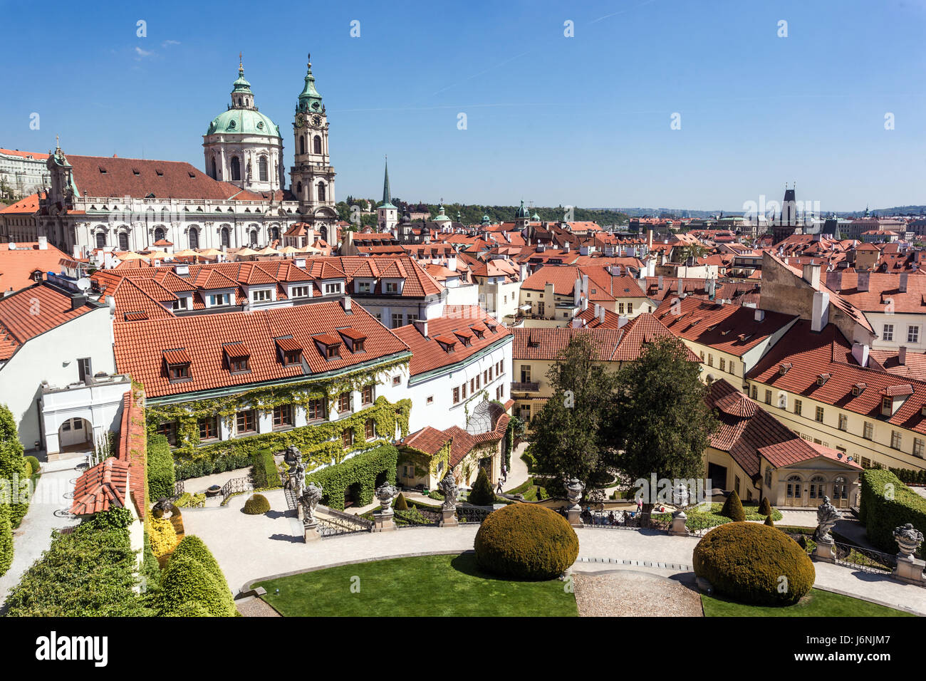 I giardini di Praga, uno dei più bei giardini di Praga, è il giardino barocco Vrtba Prague Mala strana, Repubblica Ceca, chiesa di San Nicola sopra Mala strana Foto Stock