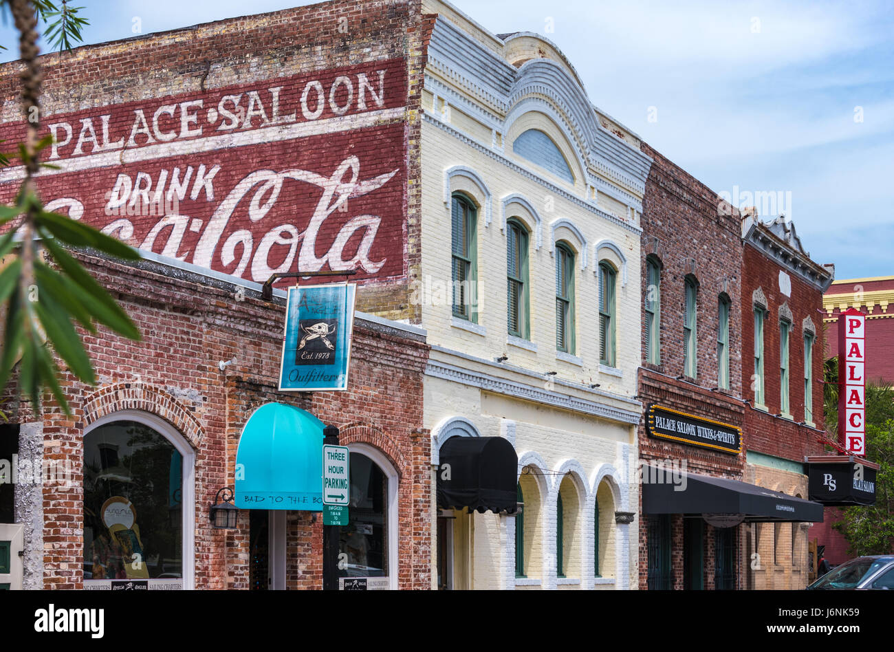 Vintage 'bere Coca-Cola' dipinta un muro di mattoni pubblicità su il Salone del Palazzo edificio nel centro storico di Fernandina Beach, Amelia Island, Florida. Foto Stock
