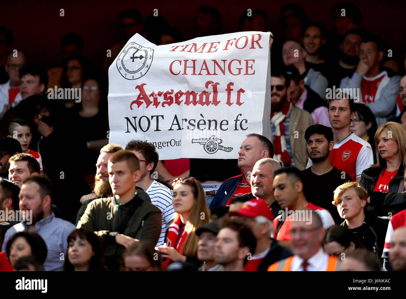 I tifosi dell'Arsenal con un banner a leggere 'tempo per cambiare l'Arsenal FC non Arsène FC' durante il match di Premier League a Emirates Stadium di Londra. Foto Stock