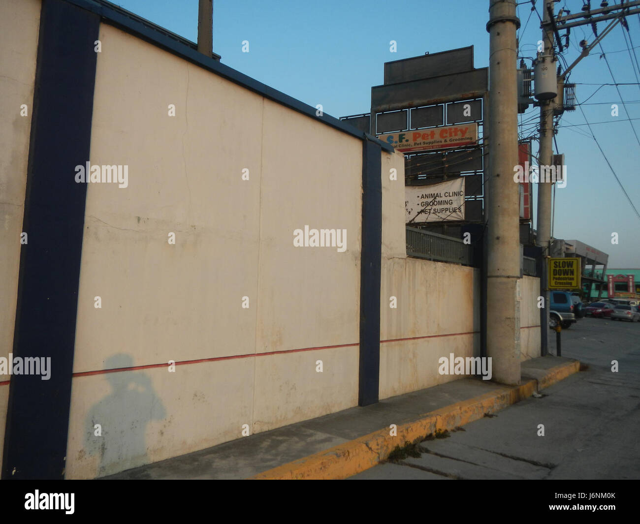 Questa immagine mostra una scena di San Fernando, Pampanga, dove i prodotti Pepsi-Cola vengono distribuiti dalla National Food Authority. Mette in evidenza le reti di distribuzione e l'industria locale nelle Filippine. Foto Stock