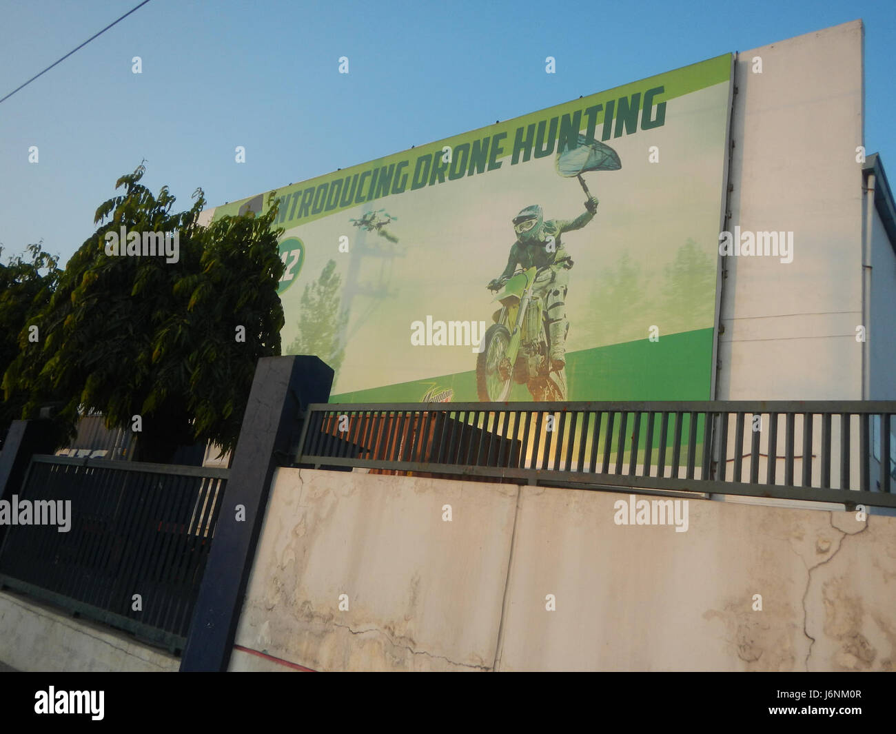 Questa immagine mostra i prodotti Pepsi Cola nelle Filippine, evidenziando la NFA (National Food Authority) a San Fernando, Pampanga. L'immagine mostra probabilmente un processo di distribuzione o produzione locale, con un'enfasi sulla presenza di Pepsiâ nella regione, che potrebbe coinvolgere l'industria locale e le catene di approvvigionamento. L'importanza della sede e della distribuzione del productâ è legata alle operazioni del companyâ nelle Filippine. Foto Stock