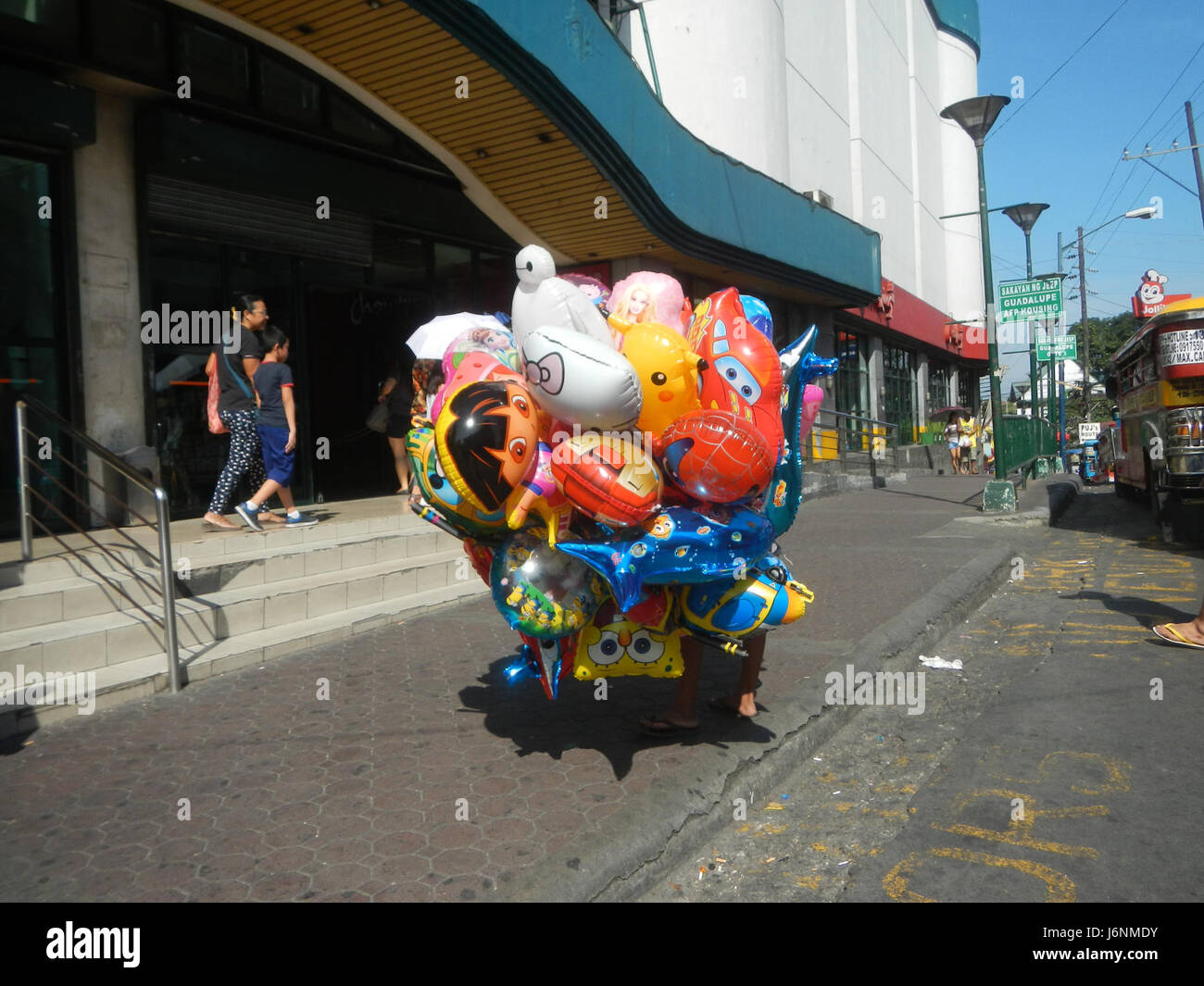 Questo si riferisce al complesso commerciale situato all'incrocio tra Guadalupe Nuevo e Kimston Street a Makati City, Filippine, evidenziando lo sviluppo urbano dell'area. Foto Stock