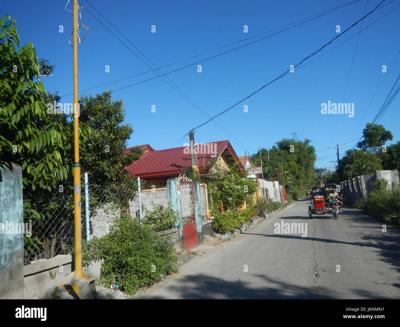 Il San Rafael Memorial Park di Bulacan si trova lungo la San Roque Farm to Market Road, un'importante strada nella regione. Il parco commemorativo è un tranquillo luogo di sepoltura e un luogo di memoria per la comunità locale, evidenziando il suo significato nella cultura e nella storia della regione. Foto Stock