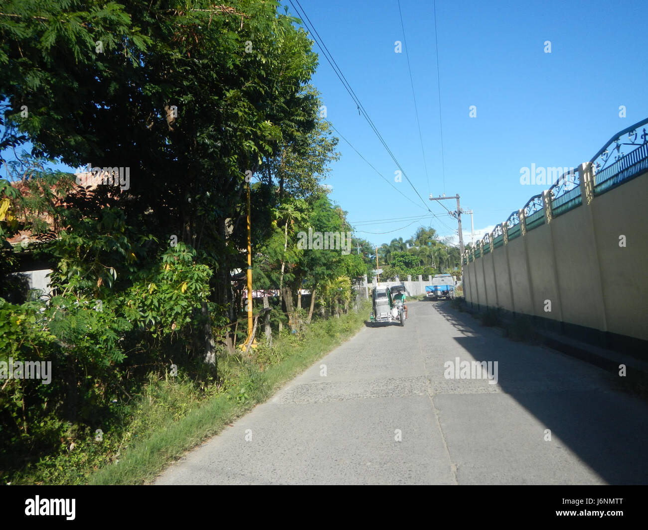 Questo titolo si riferisce a una località a San Rafael, Bulacan, incentrata sul Memorial Park, sulla vicina autostrada e sulla strada da fattoria a mercato che serve la regione. Foto Stock