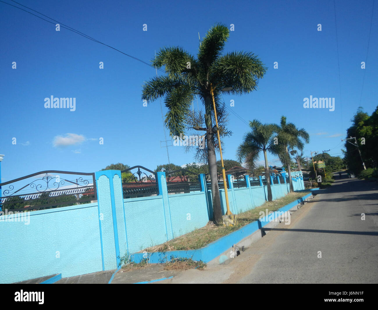 Il San Rafael Memorial Park e le strade circostanti a Bulacan, compresa San Roque, fanno parte di un sistema stradale che porta alla commercializzazione nella regione. Il parco commemorativo serve da luogo per commemorazione locale e significato storico. Foto Stock
