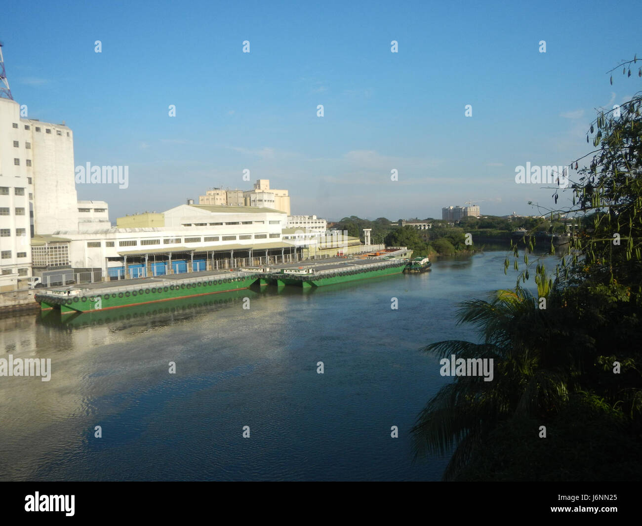 Il Morning Star Flour Mills si trova lungo il confine dell'autostrada tra Pasig e Makati, con vista sul fiume Pasig. Questo sito industriale è una parte fondamentale della storia economica della regione, contribuendo alla produzione locale di farine e alle industrie di trasformazione alimentare. Foto Stock