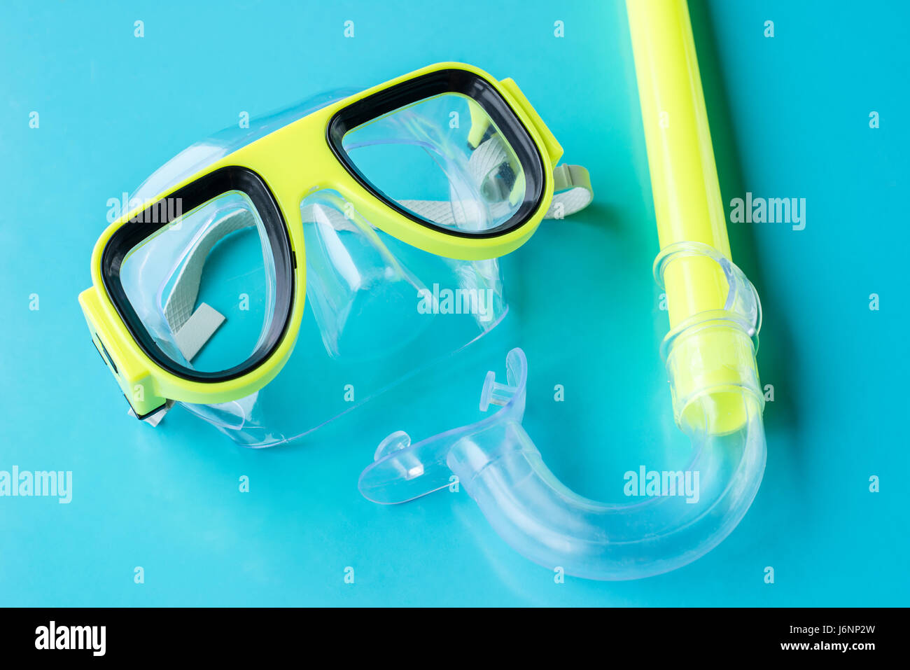 Sport e fitness, sport acquatici e concetto di oggetti - close up di occhiali da nuoto Foto Stock