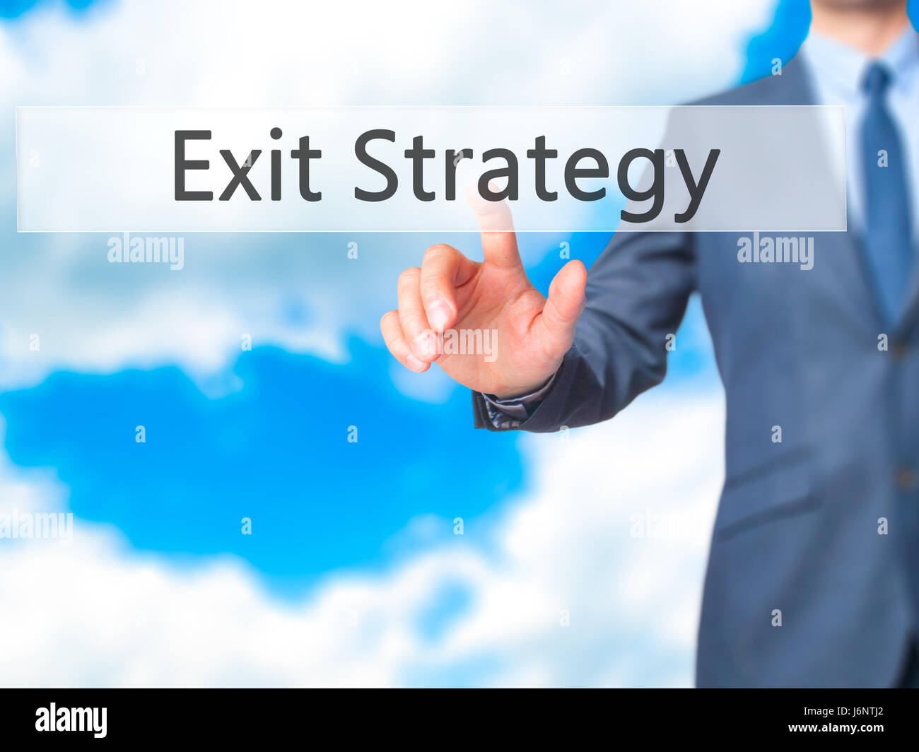 Exit Strategy - Imprenditore mano premendo il pulsante sul touch screen interfaccia. Business, tecnologia internet concetto. Stock Photo Foto Stock