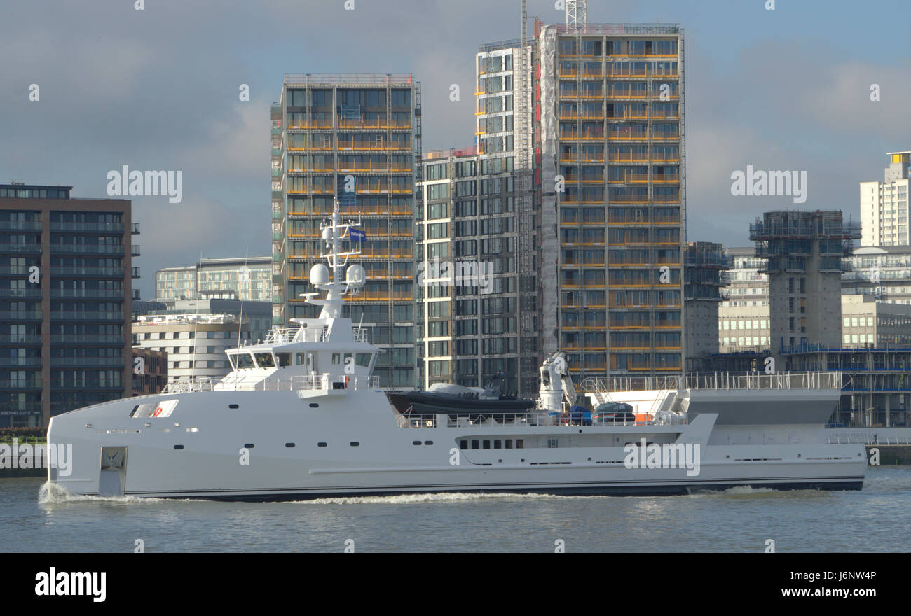 Game Changer, la costruzione di un nuovo Yacht nave di sostegno da parte del cantiere navale Damen Shipyards Group arriva sul Fiume Tamigi a Londra come parte di un tour promozionale. Foto Stock