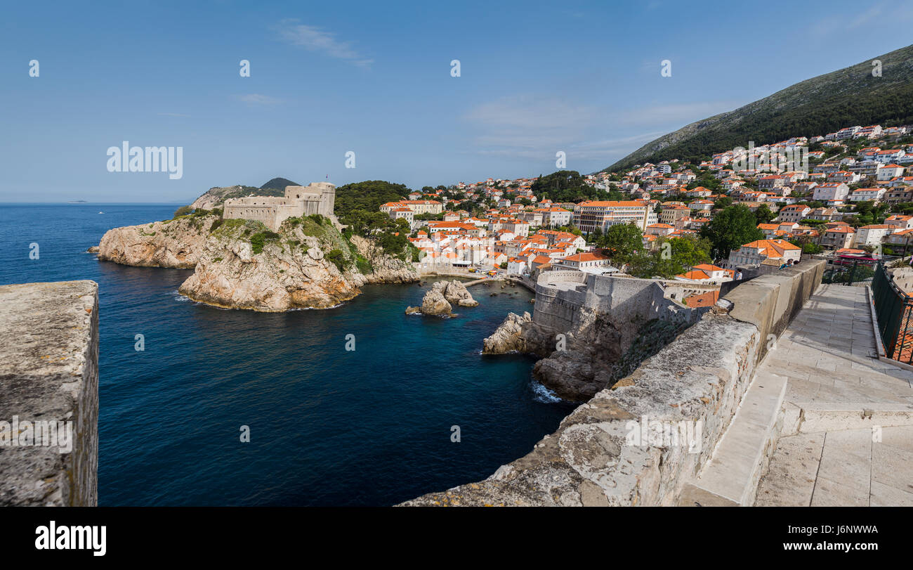 Una immagine multipla panorama di Fort Lovrijenac orgogliosamente sat sulla parte superiore delle rocce che sporgono dalla Dalmazia paesaggio nella Adriactic Mare. Questo f Foto Stock