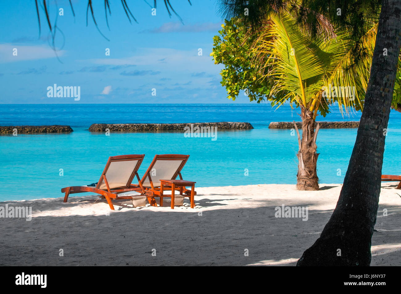 Due sedie da spiaggia tropicale sulla spiaggia di sabbia bianca Foto Stock